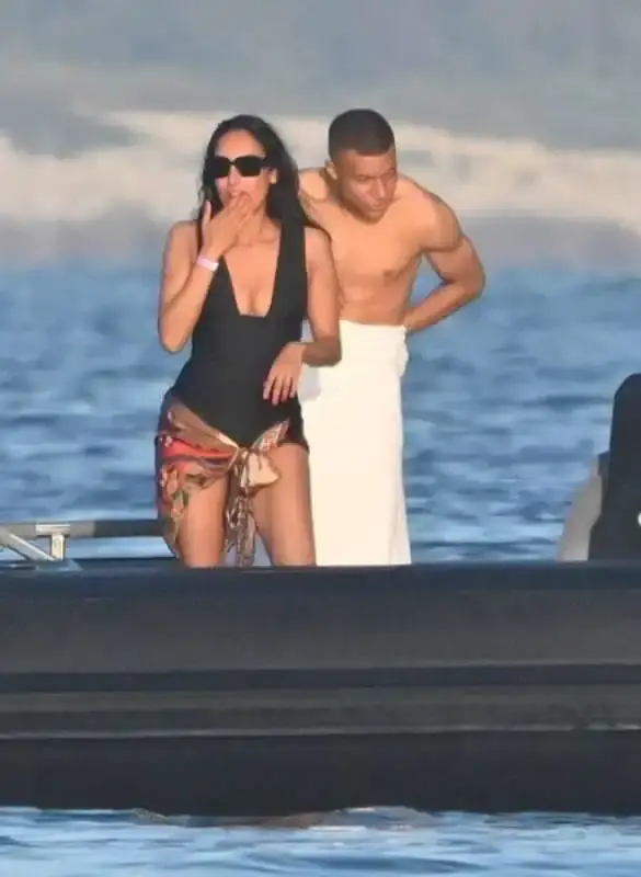 Bóc Trọn Tình Trường Của Siêu Sao Mbappe: Những Bóng Hồng Gây Xôn Xao kubet kubet77 Dư Luận